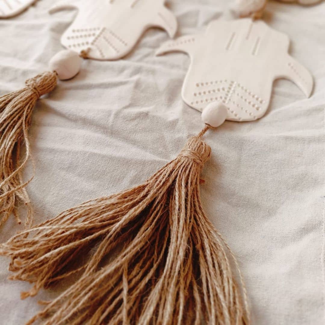 Chapelet en céramique avec pampille en jute (95 cm)