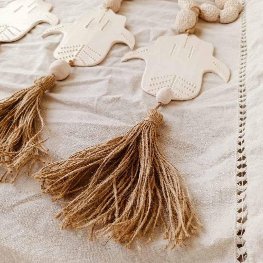 Chapelet en céramique avec pampille en jute (95 cm)