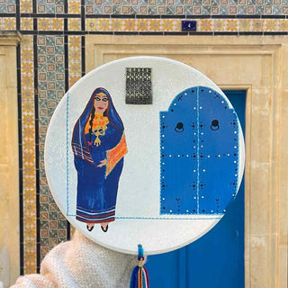 Tableau sur Assiette en Poterie : Habits Traditionnels et Festivités aux Couleurs Tunisiennes