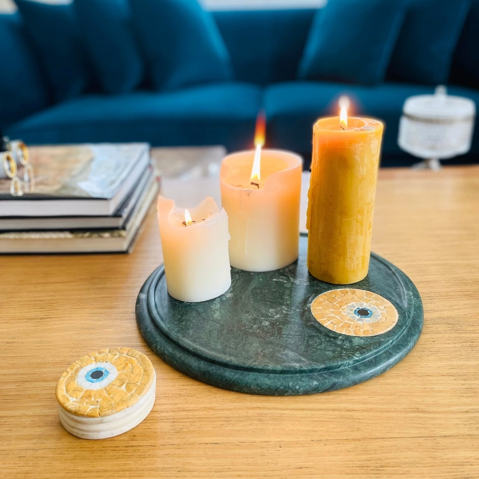 Plateau, vide poche ou centre de table en marbre et en mosaïque modèle Clin d'œil jaune